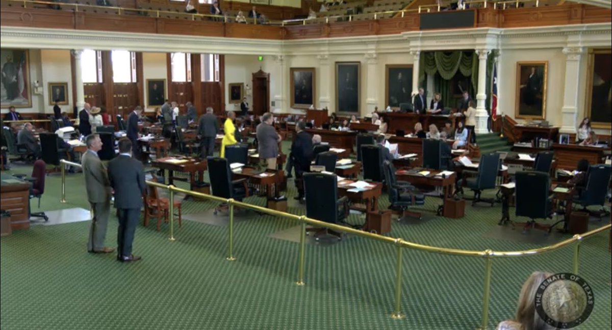 txcapitolgirl's tweet photo. jones spotted slaying on the green carpet this afternoon with campbell nowhere in sight!
coincidence? 🤨 #yellowgate #txlege https://t.co/E9T3WTqRM6