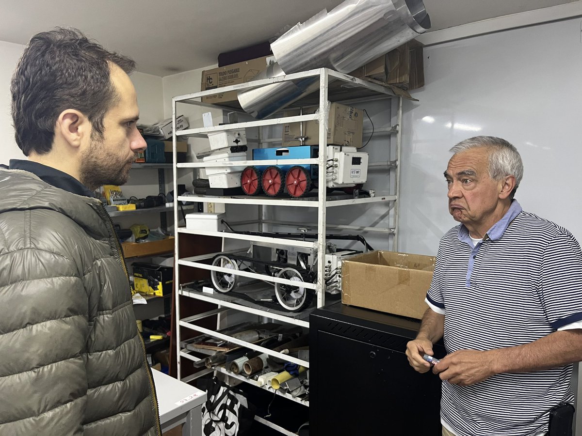 DiegoTorres_Fis's tweet photo. Los pupilos con el master. Gracias @FernandoCrMj por el tour por los laboratorios del @nuclear_gfnun, pero sobre todo gracias por mostrarnos el camino. https://t.co/XCAp0M0mVo
