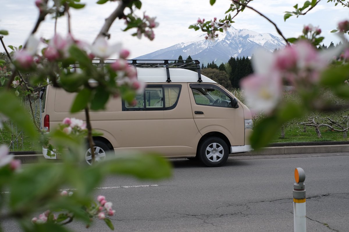 jujusauve's tweet photo. 岩木山とりんごの花とハイエース　

桜も綺麗だったけどりんごの花可愛い　

#ハイエース　#車中泊　#キャンピングカー　#富士フイルムの色が好き #富士フイルムxシリーズ https://t.co/4shOJXGpfJ