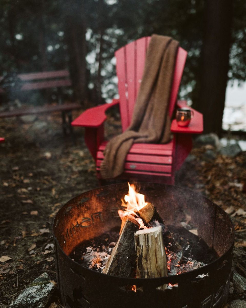 Cozy nights and campfire lights 🌌🔥

📸 @theravensnestmuskoka 
#cottage #cottagelife #cottagecountry #cottagestyle #cottagevibes #cottageviews #lakemuskoka #muskokalakes #muskokariver #muskokacottage #northernontario #muskoka #muskokalife #gravenhurst #campfirevibes #cozyvibes