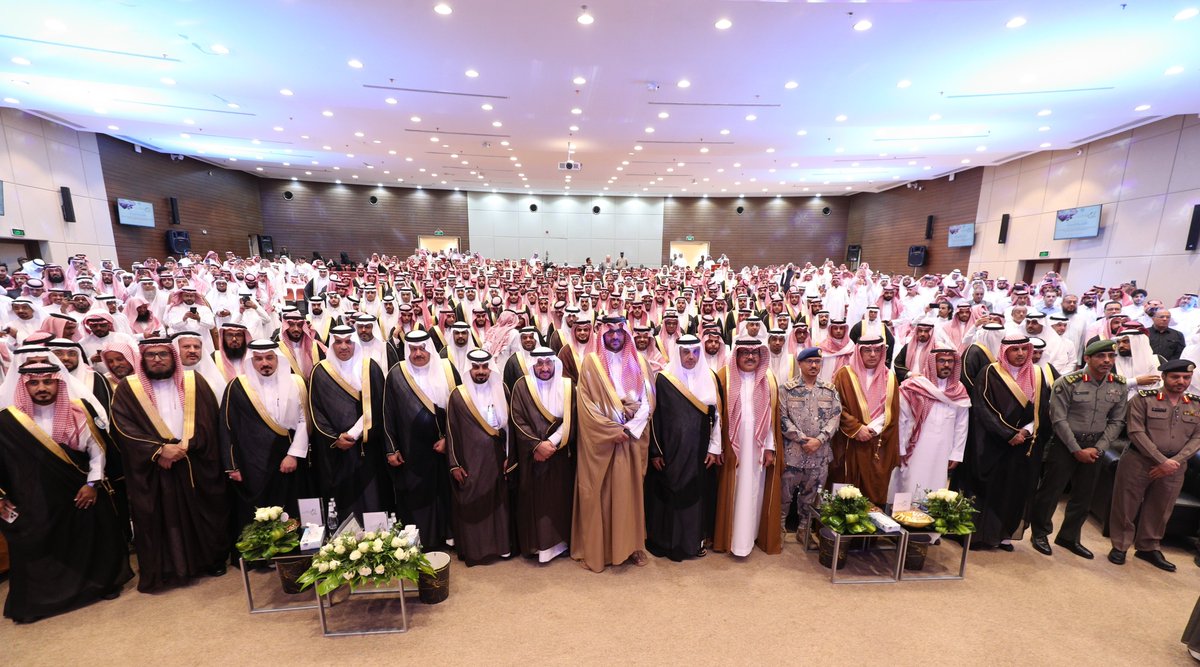 taibahu's tweet photo. صوره تذكارية تجمع صاحب السمو الملكي الأمير سعود بن #خالد_الفيصل نائب أمير منطقة #المدينة_المنورة مع خريجي الدفعة التاسعة عشر من طلاب فرع #جامعة_طيبة بمحافظة #ينبع و #محافظة_بدر للعام الجامعي ١٤٤٤هـ. https://t.co/sfKML41Pid