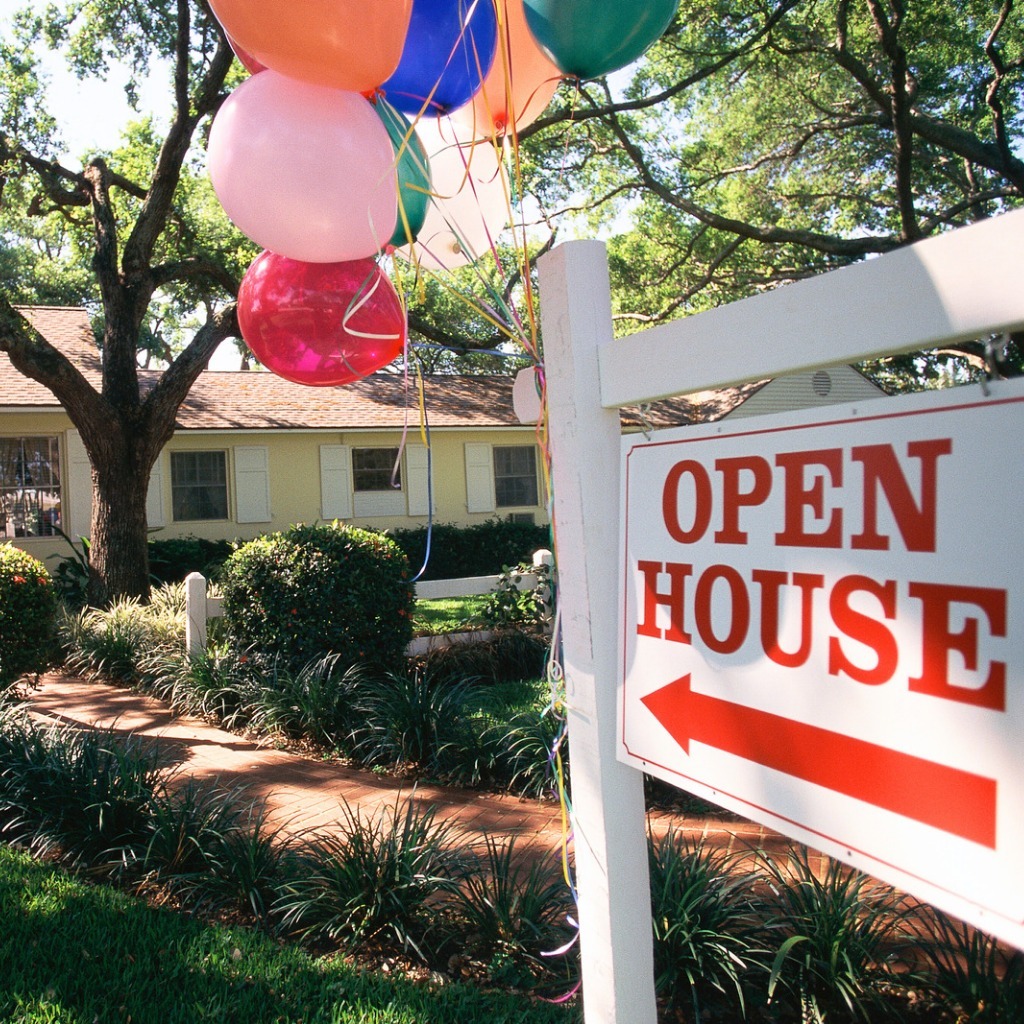 Putting your home on the market?

Cleaning your home is just one small way to increase value when selling. 

Here are some important steps in cleaning: 
🧼 Professional carpet cleaning 
🧼 Clean and repair grout and caulk 
🧼 Wash walls, base boards and… instagr.am/p/CsXKY19v8SJ/