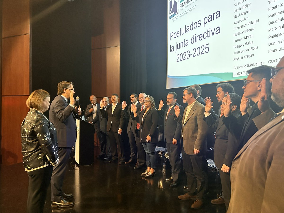 fedecamaras's tweet photo. El presidente de Fedecámaras @carfernandezga juramentó a la junta directiva de @Profranquicias encabezada por Ricardo Alberto Antequera; Carlos Belloso y Simón Milá de la Roca. https://t.co/YITEdmmOWB