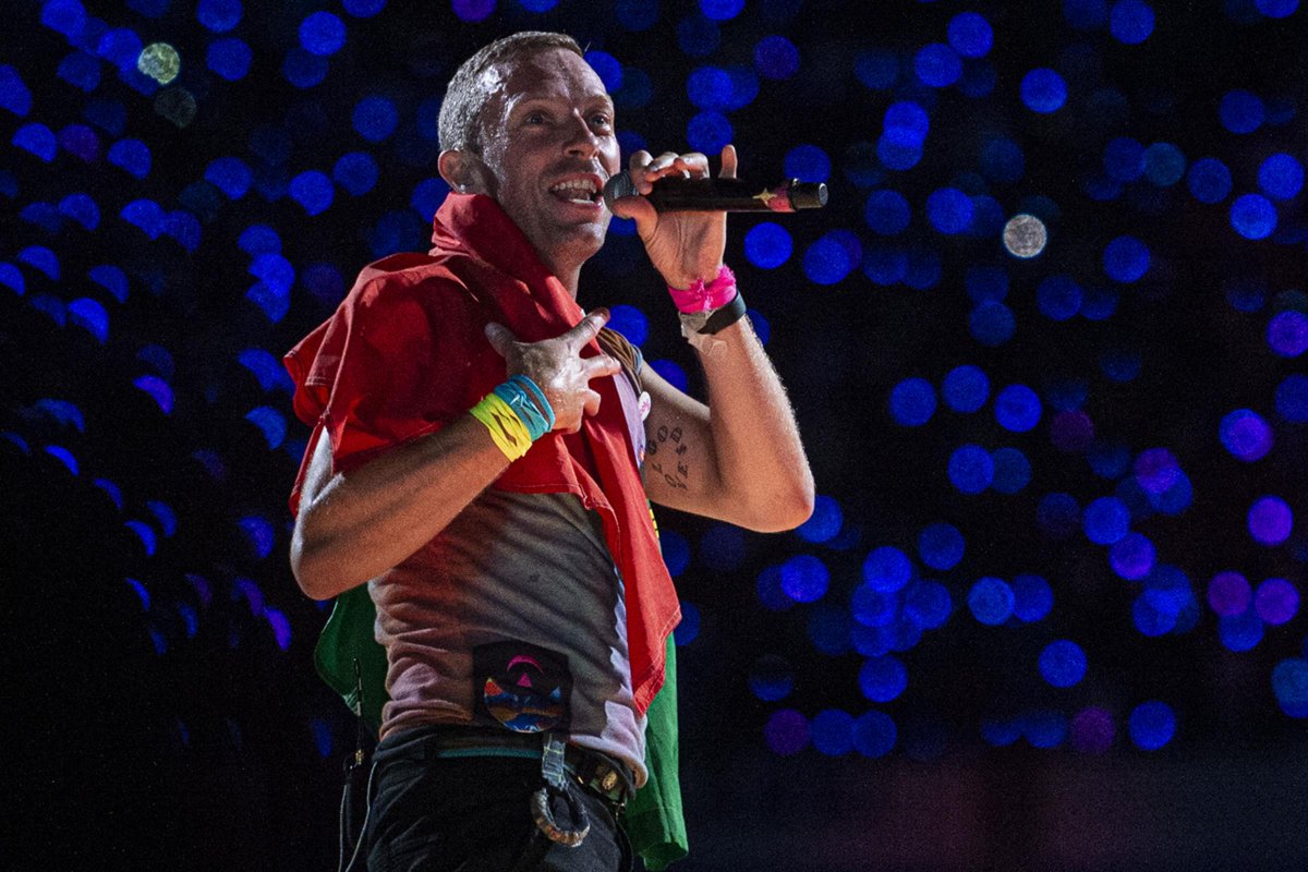 coldplaying's tweet photo. Chris Martin starting off night one of #ColdplayCoimbra | via https://t.co/GGFwDSCbNW https://t.co/CxtuLo73lh