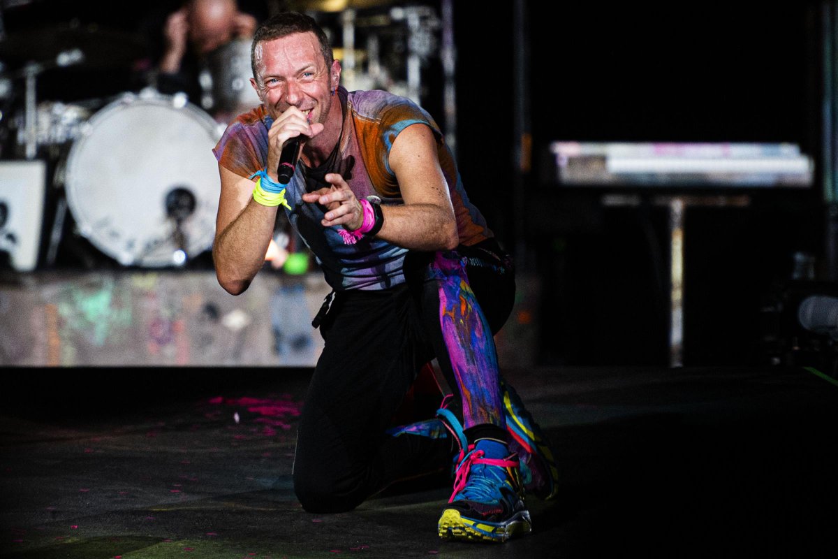 coldplaying's tweet photo. Chris Martin starting off night one of #ColdplayCoimbra | via https://t.co/GGFwDSCbNW https://t.co/CxtuLo73lh