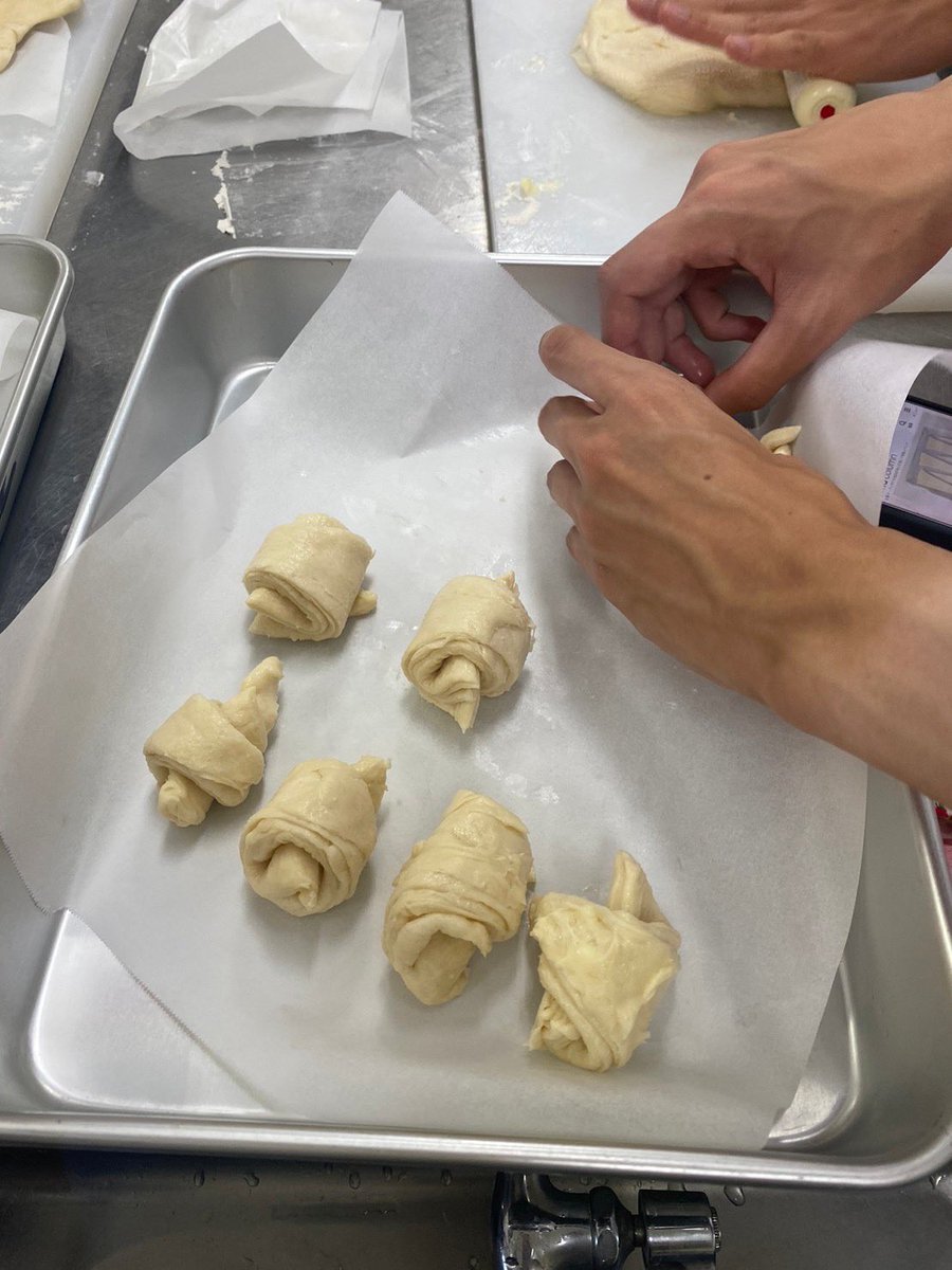 昨日の活動ではベーグルとクロワッサンを作りました🥐

ベーグルは茹でて作るのを知っていましたか？モチモチで美味しかったです❤️‍🔥

クロワッサンは形成が少し難しかったのですが、個性豊かなクロワッサンを作ることが出来ました☺️こちらも美味しかったです👏

参加人数が多くて賑やかな回でした🥳