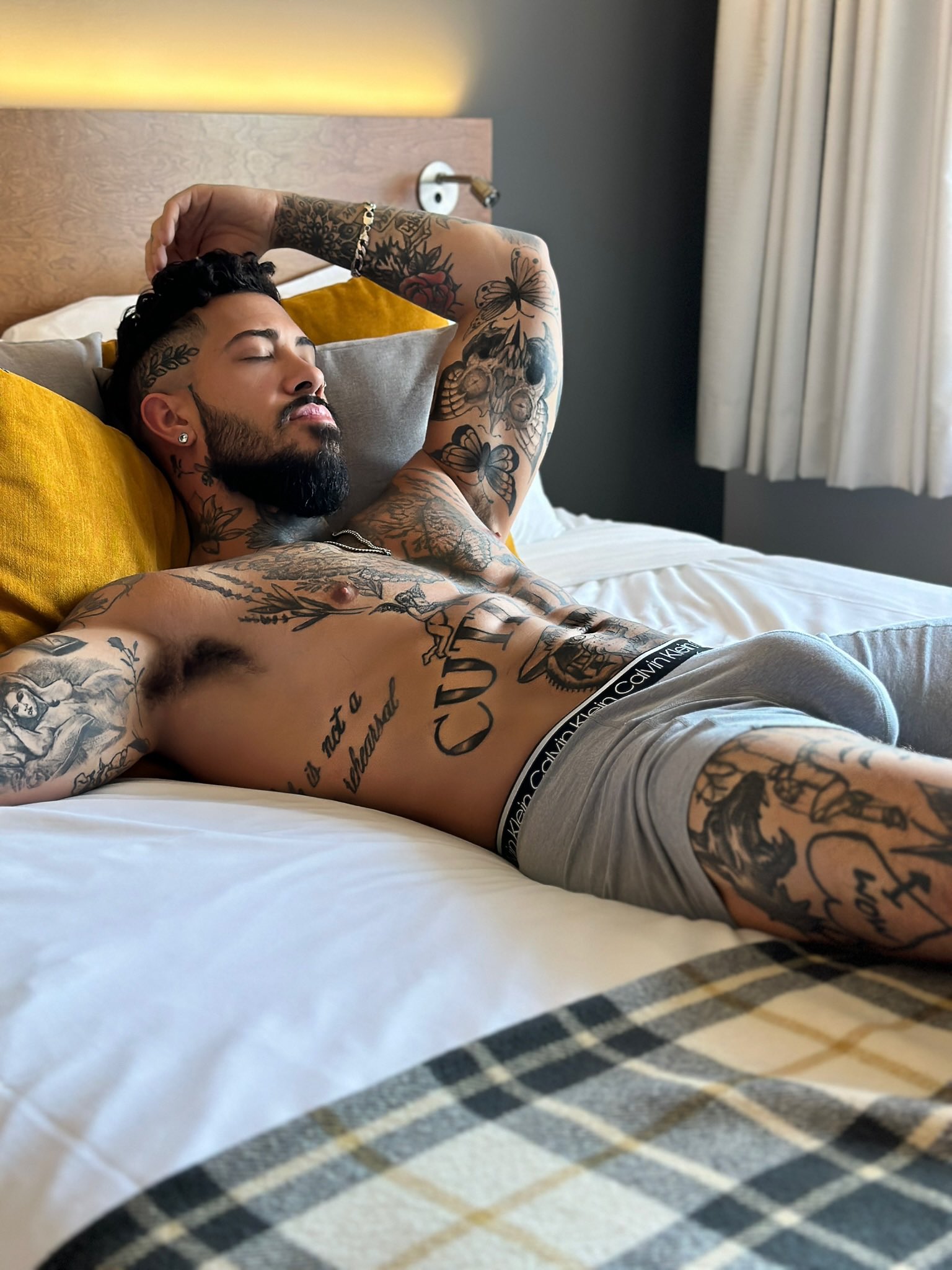 Would you cuddle?🌹 https://t.co/EkRKEo3Mjb