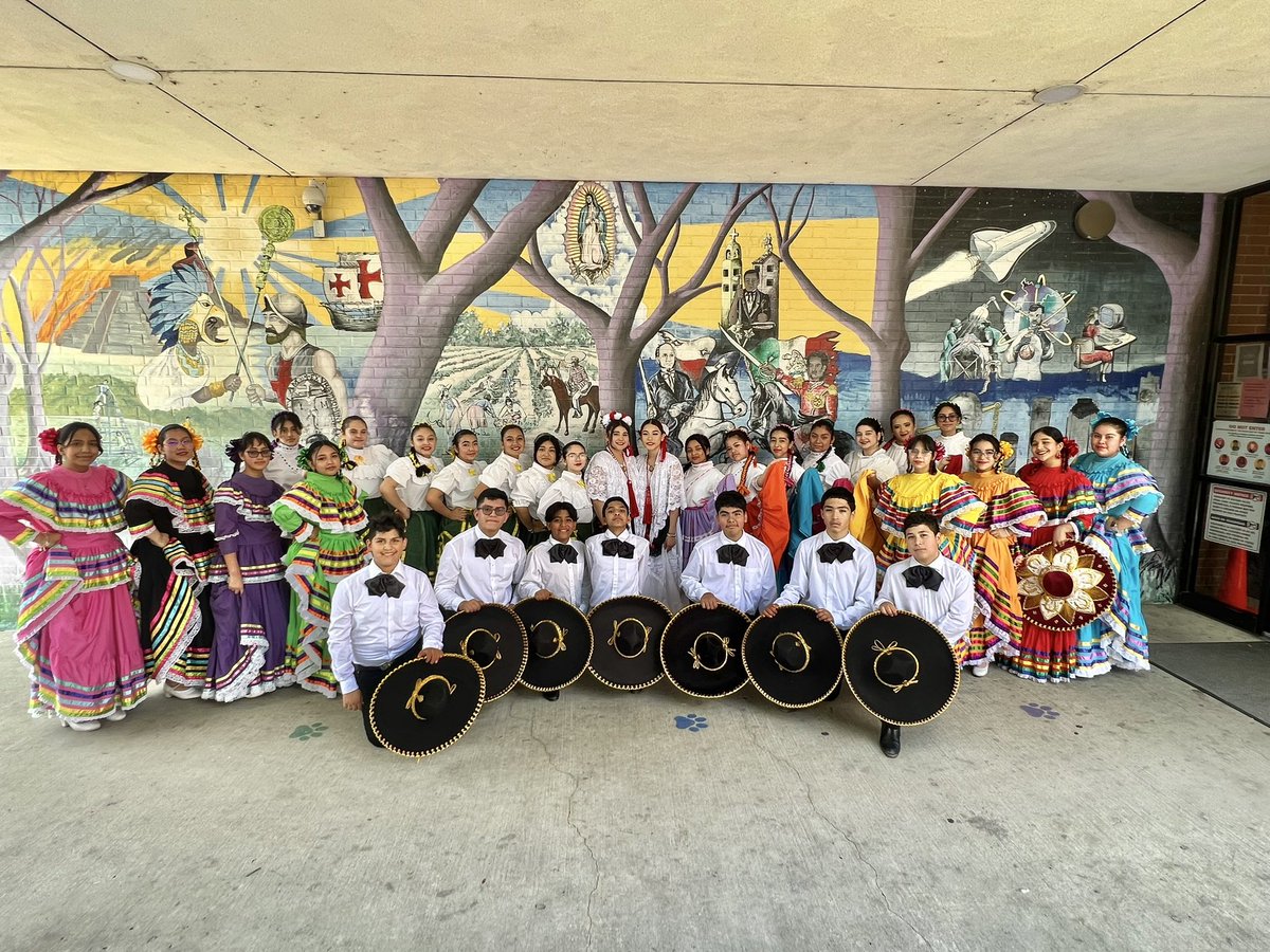 Our #burbankeagles performed today for our friends <a href="/HerreraHuskies/">Herrera Elementary</a>! Thank you for having us. We hope you enjoyed the show! 💚 💛 💜
