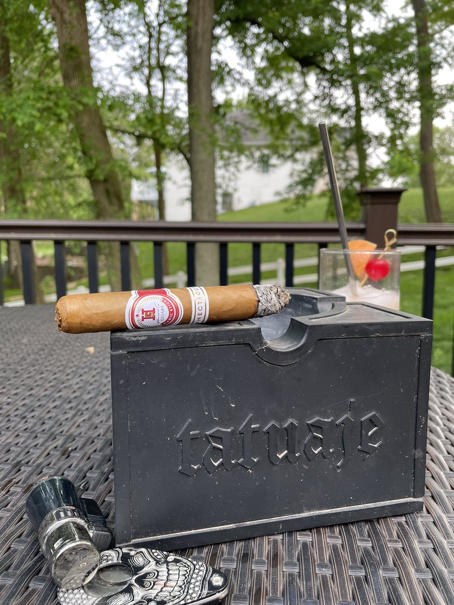 Dustin_Chapman_'s tweet photo. Really impressed with the Connecticut magic stick from @howardgcigars. It has tons of flavor for a Connecticut without being dry at all. #Cigars #goodfellasfinecigars https://t.co/GKrzTxbIIG