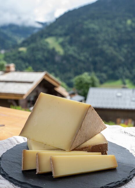 #DidYouKnow? 🧐

The highest French cheese is Beaufort! It is produced in the #Savoie region, between 6,500ft and 8,000ft above sea level 🏔️

Come and discover this dizzying cheese at the #FrenchCheeseBoard!

#MakeItMagnifique #beaufortcheese #frenchculture #frenchcheese