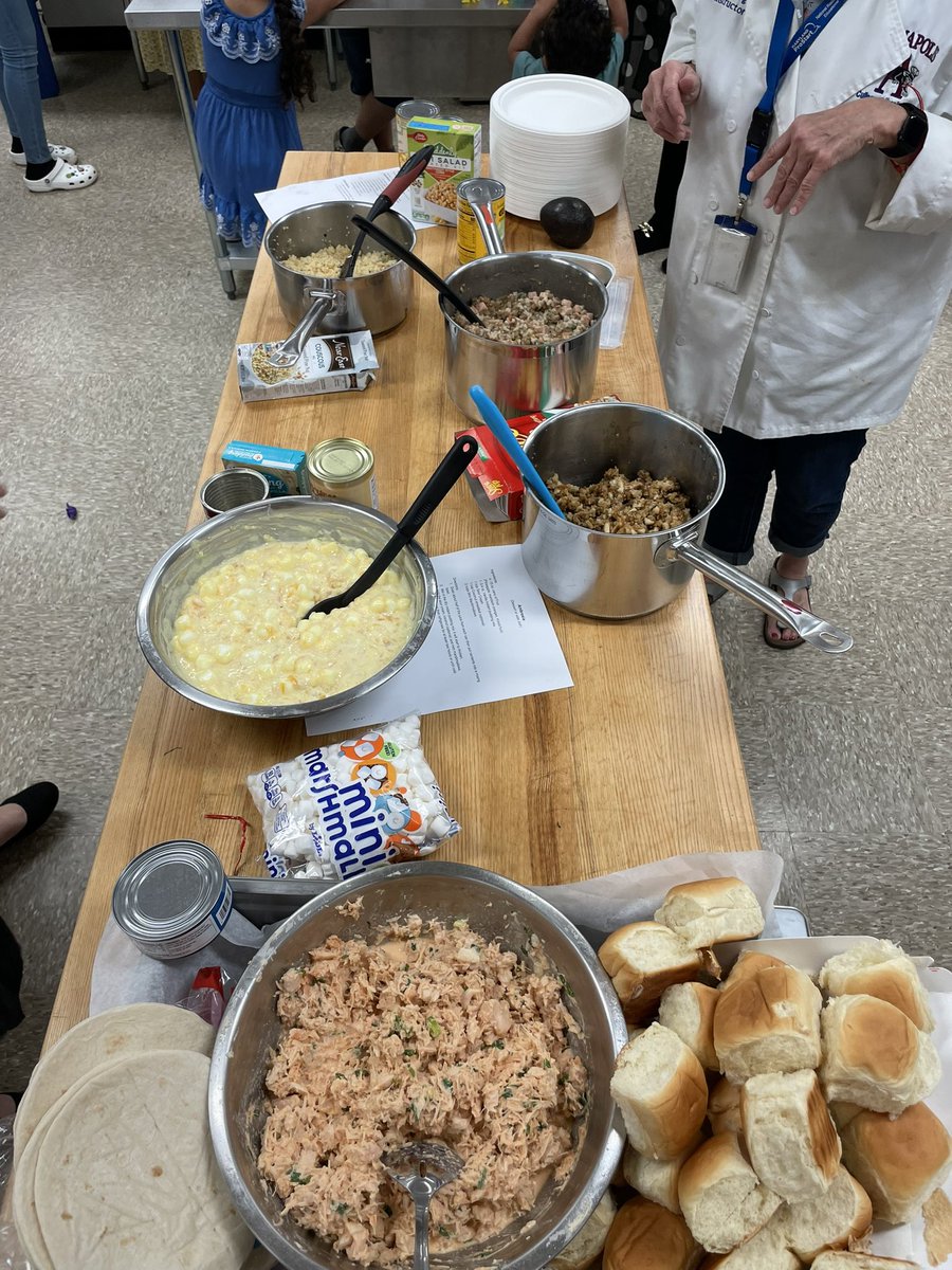 temabell's tweet photo. El equipo pantera hosted our last parent night of the year by sharing a meal prepared from ingredients from our @AnnapHS_AACPS Panther Pantry &amp; learning about immigration resources from Path to Hope!  Shout out to Ms Jackson, Ms Freeberg and Ms Lathrop for bringing this to life! https://t.co/d2mqsQNAYs