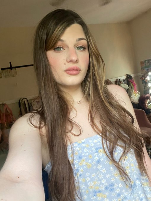 Have a selfie 🥰 I turned my skirt into a top I literally have the mine of a mastermind https://t.co/