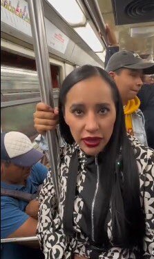 Necesito su ayuda. Esta señora se robó mi cartera en el metro Hidalgo. RT para que se cuiden de ella. Es muy agresiva.