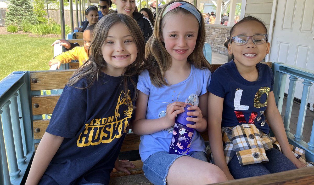 _anmontano's tweet photo. Nixon first graders had the best time today at the Turtle Back Zoo! 💙💛 https://t.co/KDA4vv7MRB