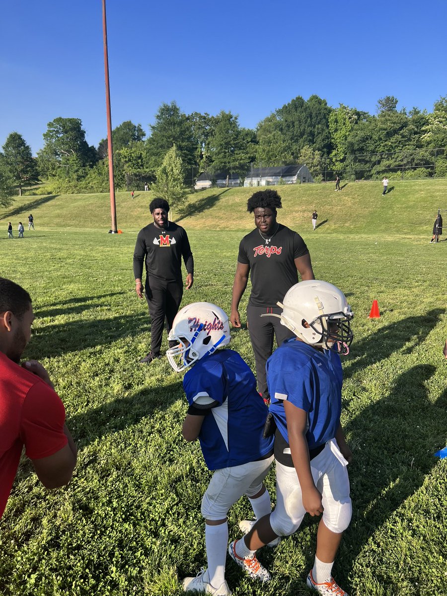 Spent a beautiful spring evening with the talented players of Marshal Heights Bison Youth Football, providing mentorship and emphasizing the importance of education. Huge thanks to @DCPoliceDept, @TBIAFoundation, and @TerpsFootball for making it all possible. #youthdevelopment