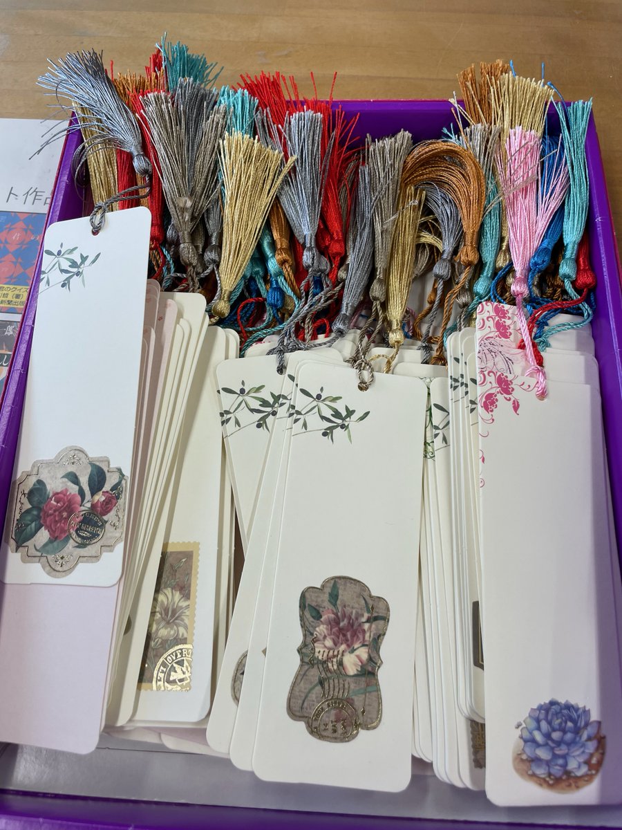 本日、5月18日は青コミバースデイです。来館者の皆さまにタッセル付きしおりを図書室にてプレゼントしております。是非一緒に祝ってください。