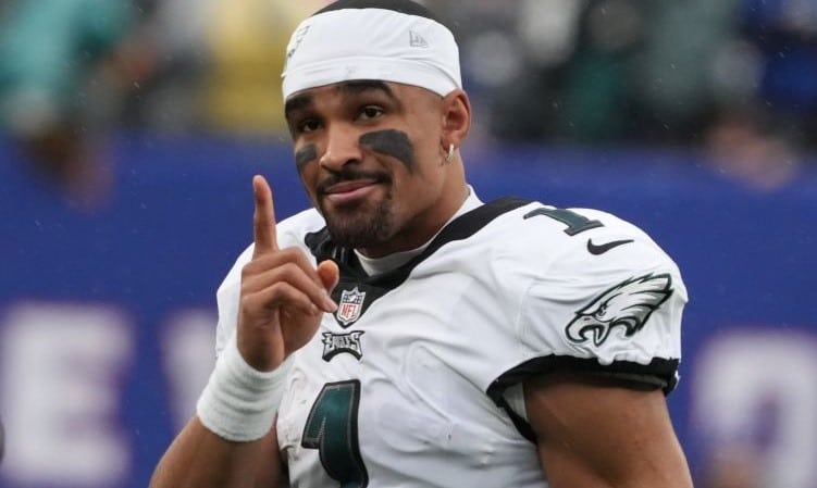 KBizzl311's tweet photo. Hey everyone!

@UndergroundPHI needs YOUR help! We have a company wide goal to hit 500 subscribers on YouTube before Memorial Day (5/29). 

Click that link Jalen Hurts is pointing to because QB1 wants you to subscribe and help us reach our goal!

📺: https://t.co/a9zL8TlXq9 https://t.co/YsBBegnp3S