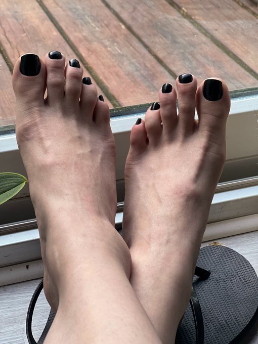 I don't usually post close-ups, but I thought this black pedi suited my feet well. What do you guys think