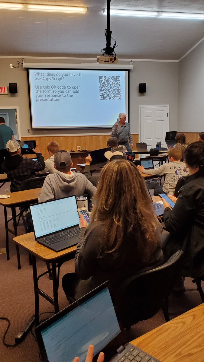 IamEricNichols's tweet photo. #Harneytech Donuts, tritium, teachers, students....best practices with technology. That's why it is the best technology conference. https://t.co/8IA0MmJerH