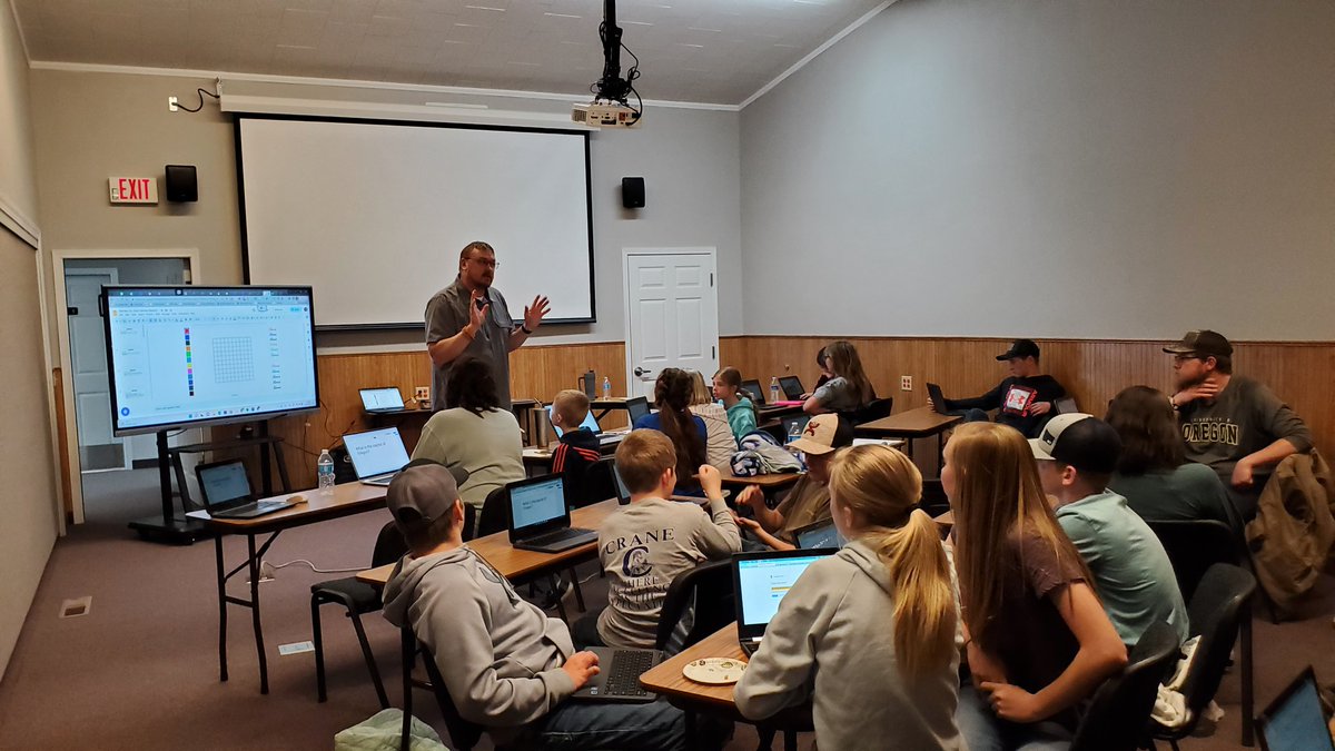 IamEricNichols's tweet photo. #Harneytech Donuts, tritium, teachers, students....best practices with technology. That's why it is the best technology conference. https://t.co/8IA0MmJerH