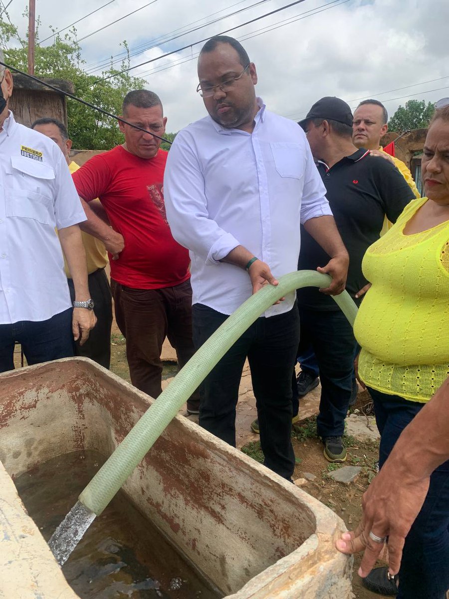 El 90% de la población está siendo afectada por la deficiencia de acceso al agua potable, sin embargo; desde Primero Justicia se busca contribuir con los marabinos mediante el programa "Agua para Maracaibo" y así ayudar a las comunidades más vulnerables.
#AguaParaMaracaibo