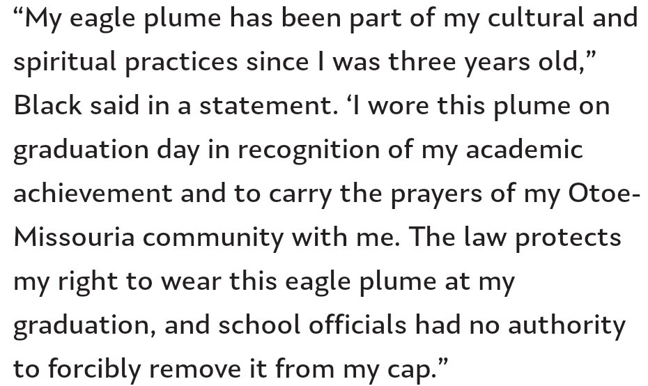 🦅 School officials attempted to forcefully remove a sacred eagle plume that she wore on her graduation cap...and damaged it in the process.

🦅 She received the plume in a ceremony when she was three years old.

She is suing @BASchools
nativenewsonline.net/education/nati…

#FreshResists ✊🏽