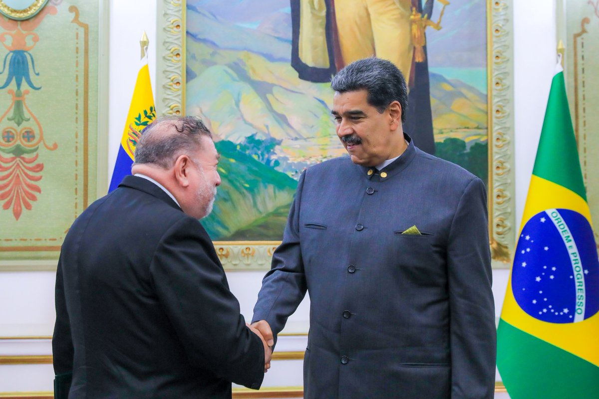 carlospmerida's tweet photo. RT mezinpsuv: RT @NicolasMaduro: Recibí al equipo de la Agencia Brasileña de Cooperación para trabajar en una agenda de desarrollo diversa que beneficie a nuestros pueblos y fortalezca el respeto a nuestros territorios naturales. ¡Trabajo y más trabajo e… https://t.co/Hh9biE6aiD