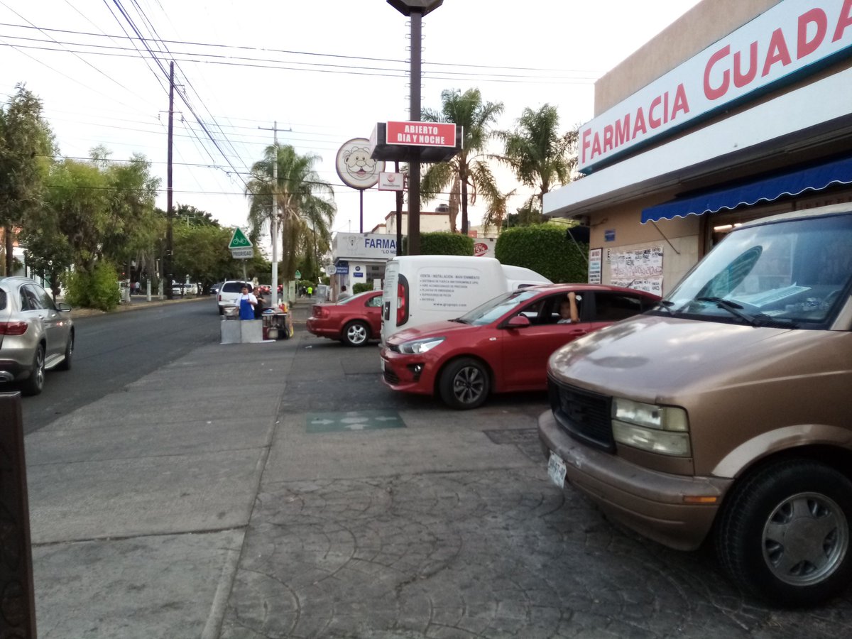 JaliscoCivico on Twitter "Su apoyo a retirar vehículos sobre la. Banqueta, así como los cajones