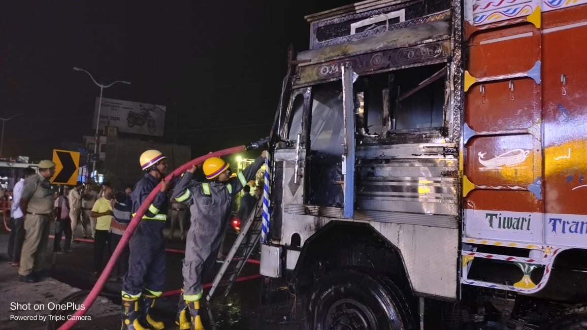 lucknowfire's tweet image. #लखनऊ - FS बीकेटी के अंतर्गत ट्रक में आग लगने की सूचना मिलते ही , तत्काल FS बीकेटी यूनिट ने मौके पर पहुंच कर ट्रक को जलने से बचा लिया , कोई जनहानि नहीं हुई।
#Quickresponsetime
#weservetosave
@fireserviceup @cfo_lko @fireheadquarter