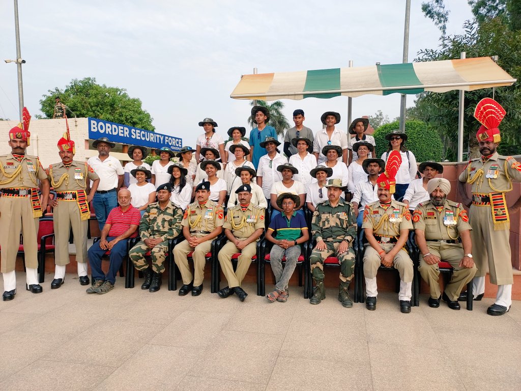 BSF_Punjab's tweet image. Nursing fraternity of Karnataka embarked upon an exclusive expedition #Vision2023, celebrating Int Nurses Day with a trek to Rumtu Pass, HP &amp;amp; in a fitting finale joined the #BSF Retreat Ceremony at Attari &amp;amp; Hussainwala ICP. A salute to their spirit of adventure! #NursesOnAMission