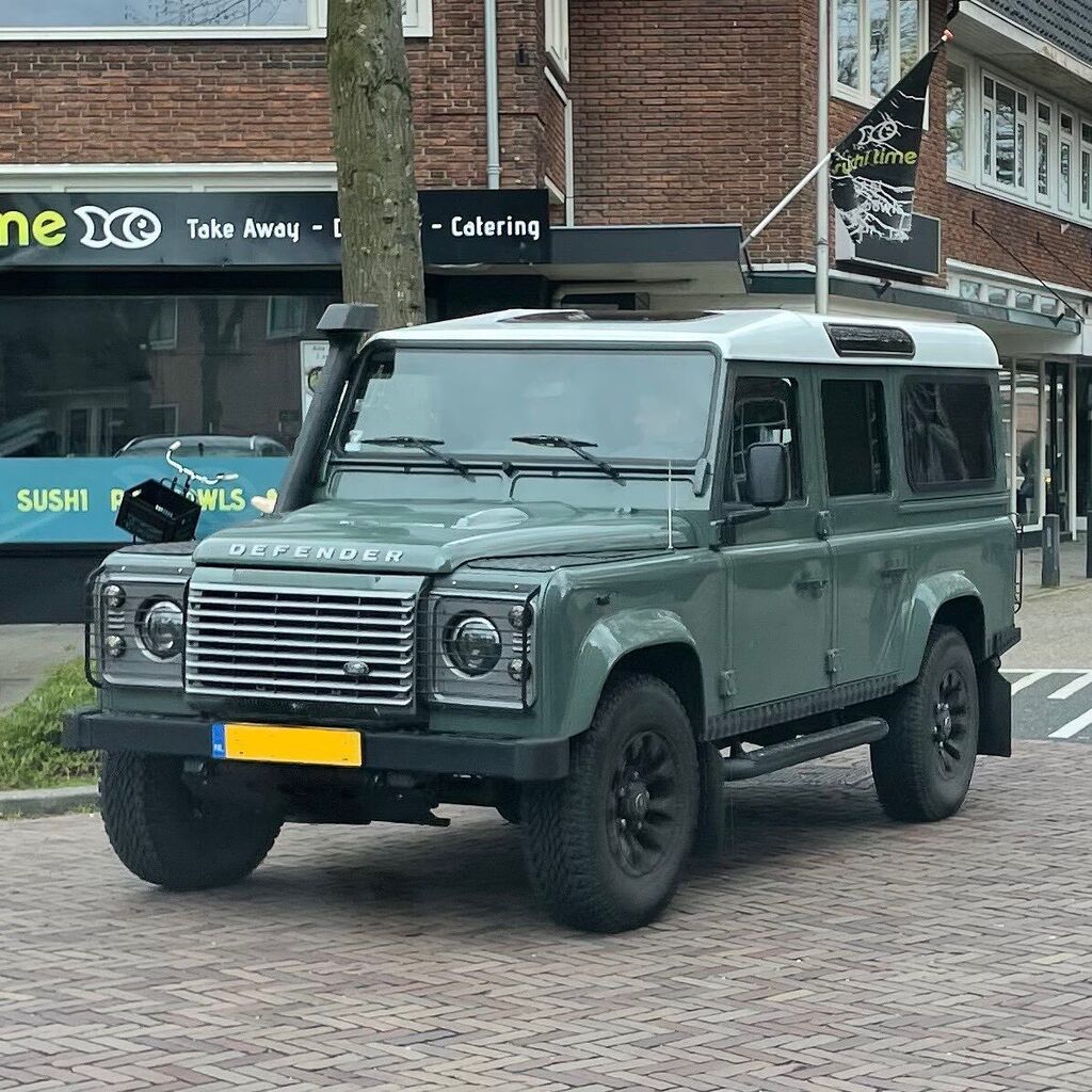 DutchLandRovers's tweet photo. What badge colour do you prefer on a defender, the classic green oval or the more modern black one?

 📸 @bobthelandy #defender #landroverdefender #landroverdefender90 #onelifeliveit #rangerover #v8  #landroverv8 #passion #car #dutchlandroverpassion #… https://t.co/18jc6wcdnz https://t.co/CSXdYAbXh1