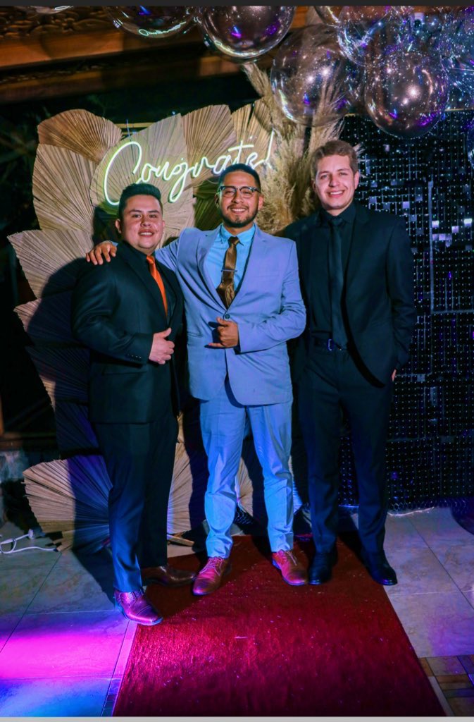luisgabrieljl's tweet photo. Mis panas 🍀🍀🍻🎊#findeinternado #medical_students https://t.co/klRQNEwNZm