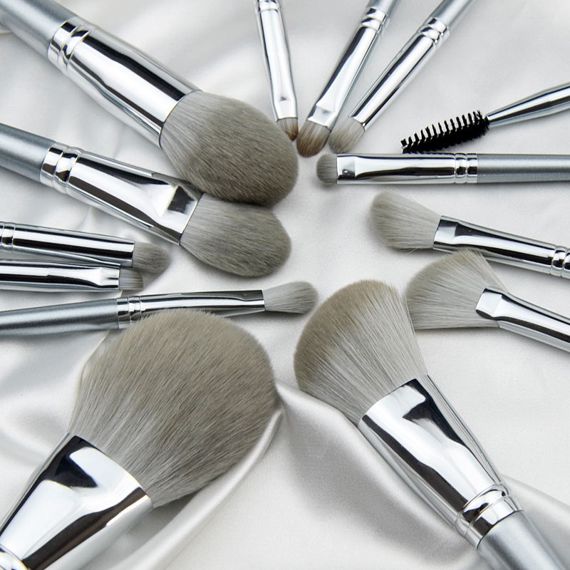 Brush is the soul of makeup.
#crushbeauty #makeup #beauty #veganbeauty #makeuptools #makeupartist #makeupaddict #makeupbrush