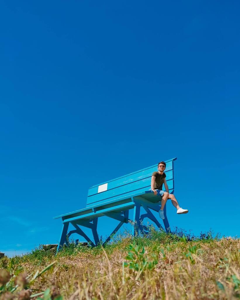 Ed ecco il nostro Alessandro @icegr , Astigiano doc, innamorato del territorio, del vino e cacciatore incallito di Big Bench quando toglie i panni di Art Director.
Local manager di @igersasti dal 2017 nel tempo libero scappa alla ricerca di uno scorcio o di paesino abbarbica…