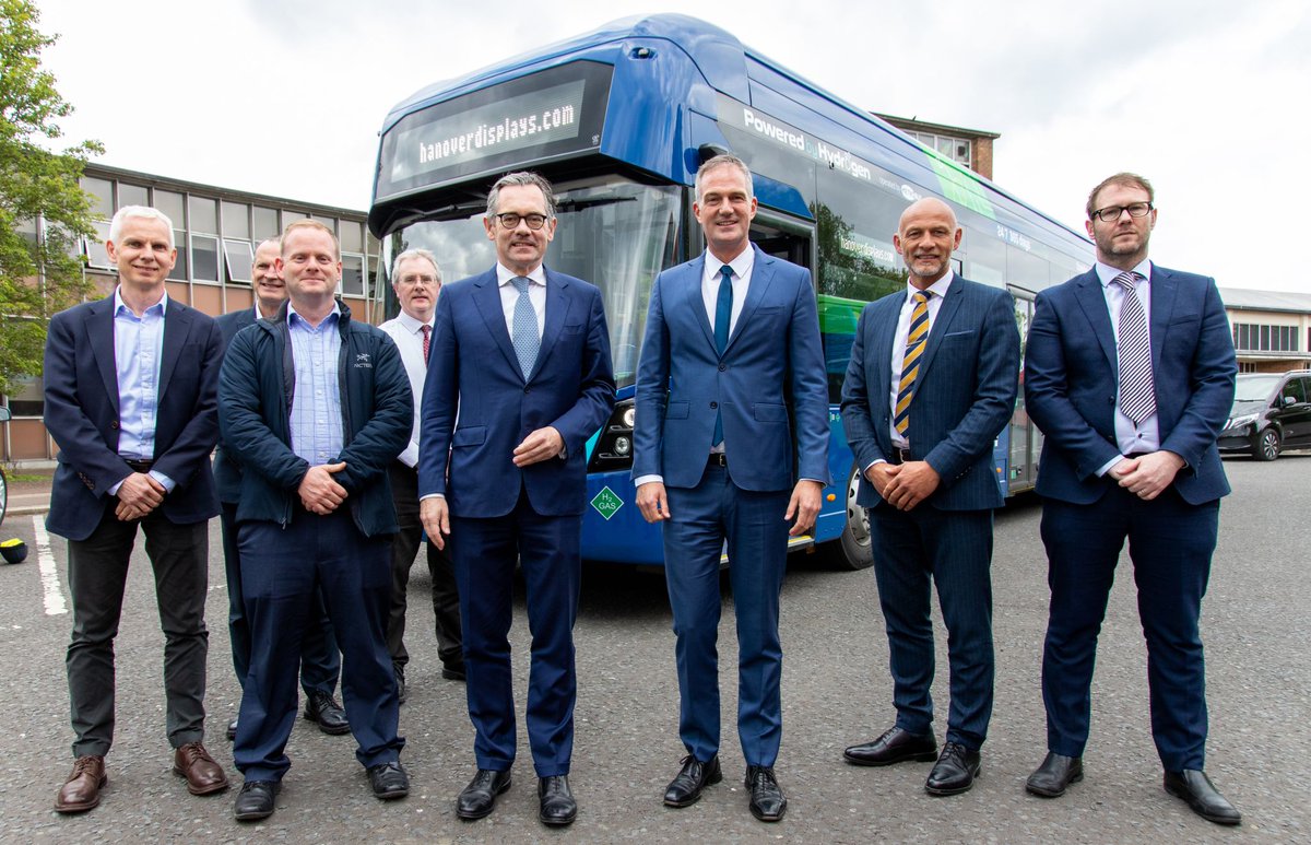 ryzepower's tweet photo. MP for Hove, @peterkyle visited Wrightbus and shared that later this year, Brighton &amp; Hove Buses and Metrobus will operate 20 @Wright_bus GB Kite #Hydroliners on the #Metrobus #Fastway route 10, serving Crawley, London Gatwick Airport, and Horley. #hydrogenbus #decarbonisation https://t.co/hueZMUApG4