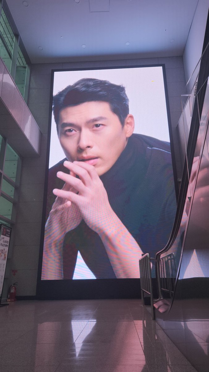 38_KTP's tweet photo. 잘생긴 현빈 크게크게 보세요🫶����
전 이거 보려고 부산 왔어요^^9 https://t.co/THhHdwYFL8