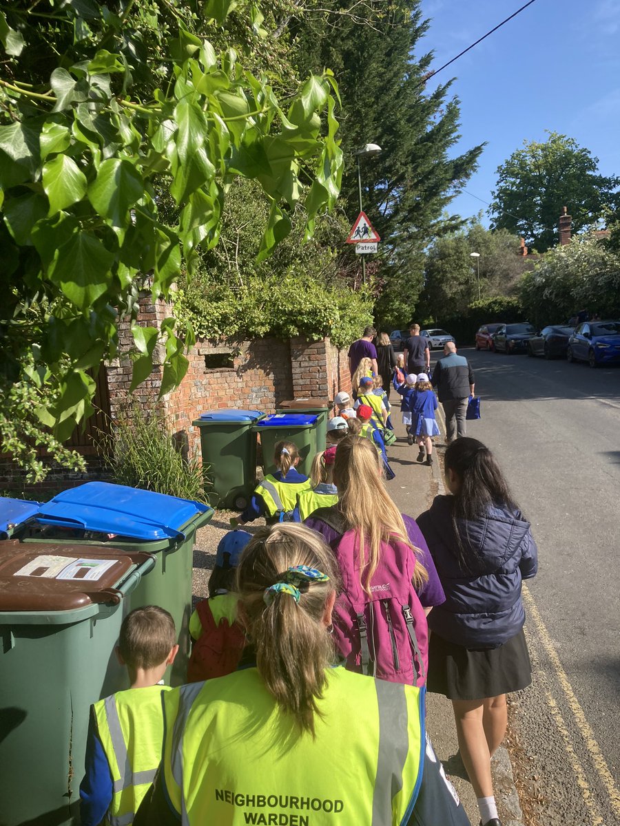 Day 1 of supporting #WalkToSchoolWeek #BillingshurstWardens @BillingshurstPC @station49fire @NatWalkToSchool @HorshamDC