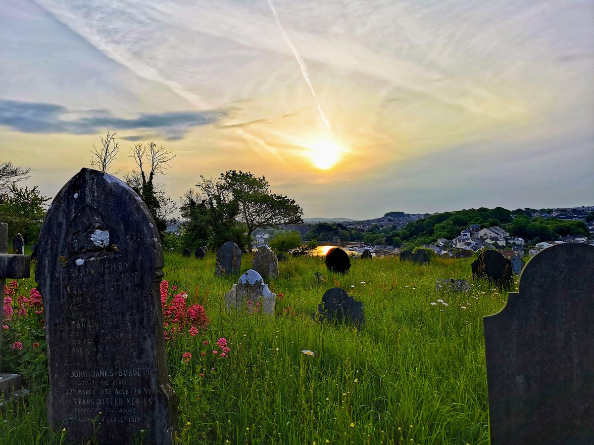 JackieGMs66's tweet photo. St John's, Hooe churchyard at dawn #sunrise #Hooe #StJohns #Plymouth #Thursday https://t.co/BephnsOfD1