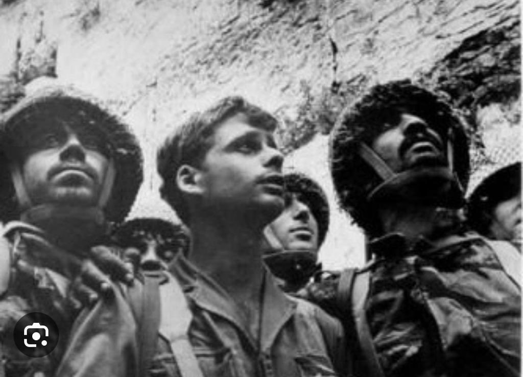 Joyeux Yom Yerushalayim ! La réunification de Jérusalem réalise notre rêve ancestral. Gratitude envers Hachem et les soldats de Tsahal. Jérusalem brille désormais de toute sa splendeur et rayonne d'amour pour le peuple juif et l'humanité tout entière. #YomYerushalayim