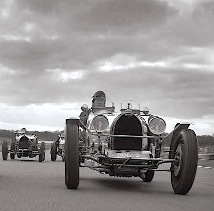 MAEGHTYoyo's tweet photo. Évidemment, il manque le bruit et l'odeur d'huile de ricin.
Mais on aime quand même.
Bugatti for ever!
Les meilleures voitures françaises…
.
#Bugatti #ettorebugatti #frenchcars #vintagecar #molsheim #bleu #yoyomaeght #monthlery https://t.co/udz3PrhtA2