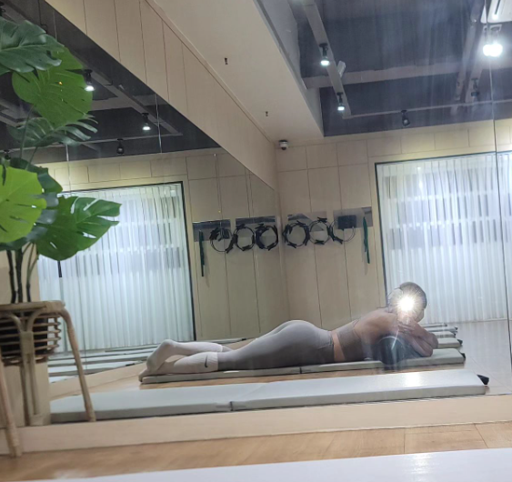 YonngBert's tweet photo. 健身练蜜桃臀，想涩涩试试新鲜的玩法，你们有什么创意跟姐姐说说，点赞里抽1个试试呀！ https://t.co/eY6Kc65ddj
