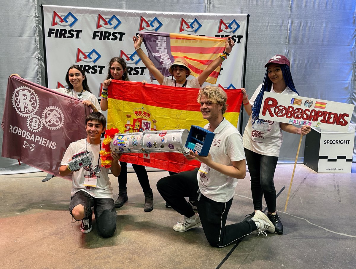 colsantpere's tweet photo. Enhorabona al nostre equip @Robosapiens pel seu premi 🏆Core Values Finalist i el 🏅Reconeixement Gracious Professionalism al 🇺🇸WESTERN EDGE OPEN de California. Experiència inoblidable amb moments viscuts amb equips de tot el 🌎 @FIRSTinCA #Firstinspires #SUPERPOWERED #omgrobots https://t.co/cS1OlxYliG