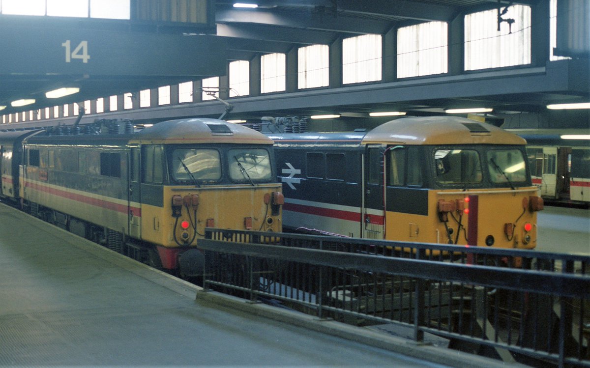 Euston glory days, over 35 years ago - 87020 and 87019 on 12 Feb 1988. #Class87 #Euston #BritishRail #BR #Electrics