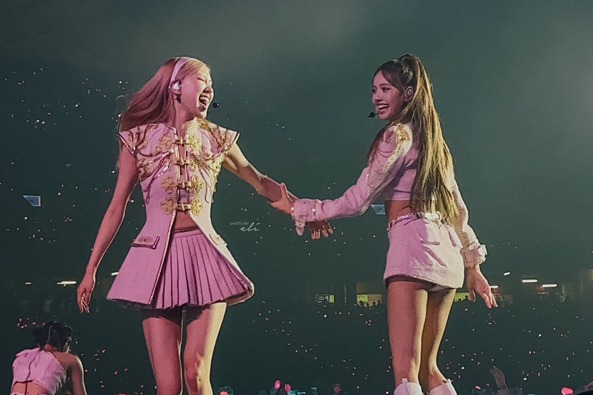 shotsbyeli_'s tweet photo. Same song. Different location. 🤍

@BLACKPINK
#BORNPINKinSingapore 
#BornPinkSG 
#BLACKPINKINSG 
#BORNPINKWorldTour https://t.co/7rsmvDhVPw