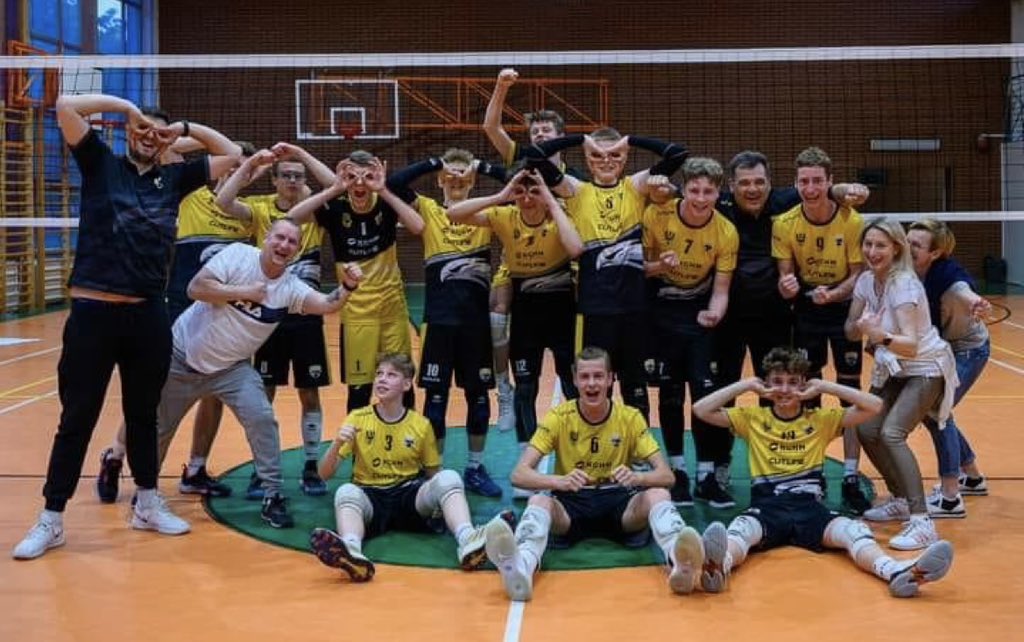 DZPSWroclaw's tweet photo. Męska drużyna #zDolnyŚląsk melduje się na 8 miejscu (w gronie 16 ekip) na Ogólnopolskiej Olimpiadzie Młodzieży 💪 Gratulacje dla podopiecznych trenerów Kamila Jaza i Dariusza Ratajczaka. @PolskaSiatkowka https://t.co/BhiJYIwzZz