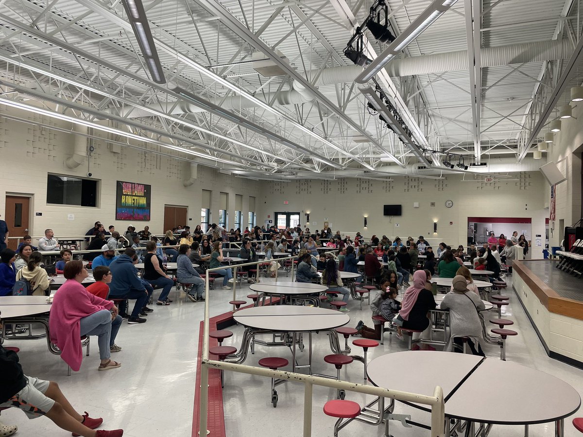 vmamolella's tweet photo. Great night at the 6th grade parent orientation! The 8th grade ambassadors loved showing our school to the new Mustang families. @d123 @D123OLHMS https://t.co/hUTYskBtiy