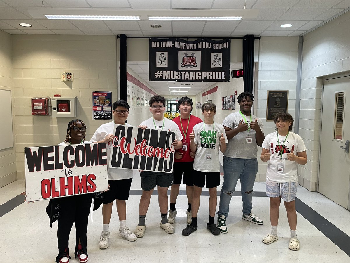 vmamolella's tweet photo. Great night at the 6th grade parent orientation! The 8th grade ambassadors loved showing our school to the new Mustang families. @d123 @D123OLHMS https://t.co/hUTYskBtiy
