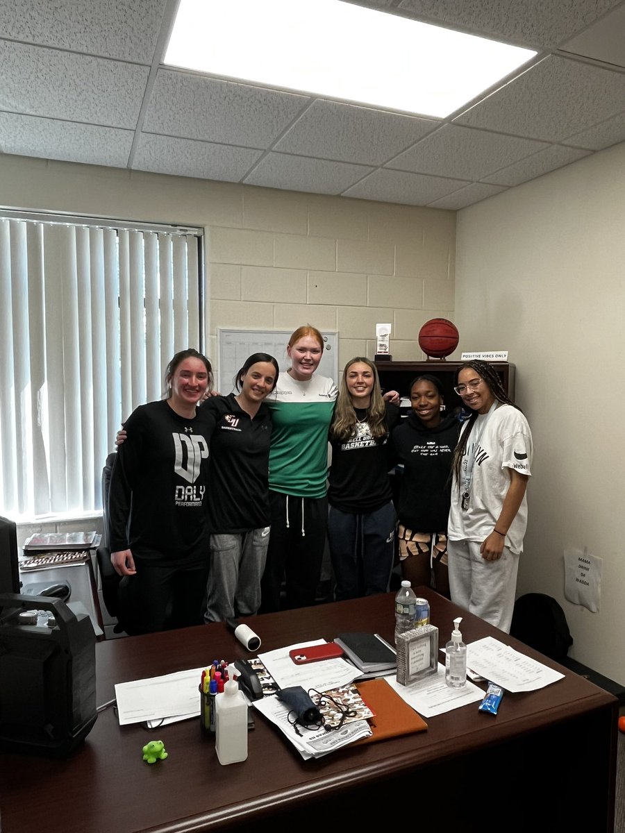 nancyb0324's tweet photo. One year in the books . I’m so very proud of you Gules. Deans list , met amazing young ladies you now call friends, great coaches and best decision to go to Caldwell . Summer here we go! 🎉🍀🌴🐾🏀 #proudmom #oneyeardone #familly  @gules_espo03 https://t.co/F2RzZqAun2