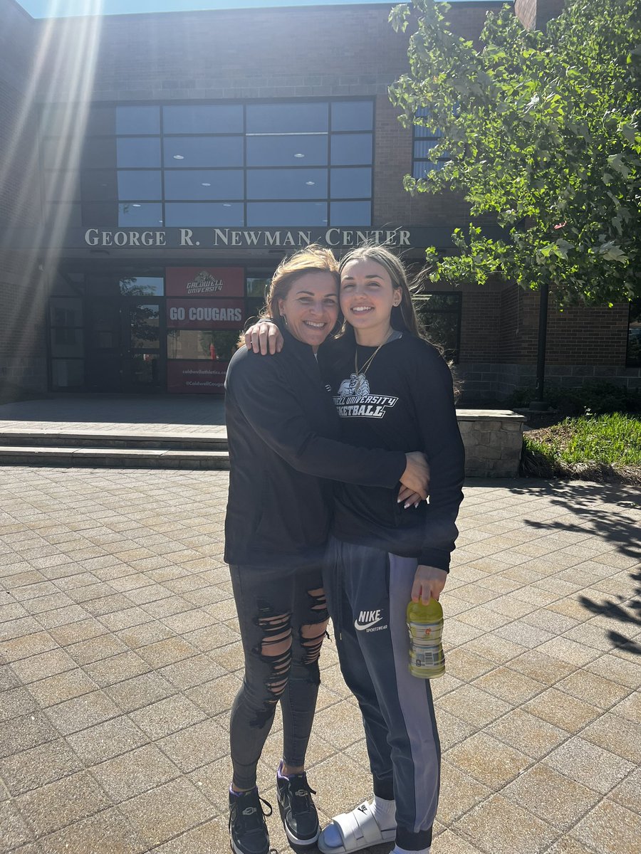 nancyb0324's tweet photo. One year in the books . I’m so very proud of you Gules. Deans list , met amazing young ladies you now call friends, great coaches and best decision to go to Caldwell . Summer here we go! 🎉🍀🌴🐾🏀 #proudmom #oneyeardone #familly  @gules_espo03 https://t.co/F2RzZqAun2
