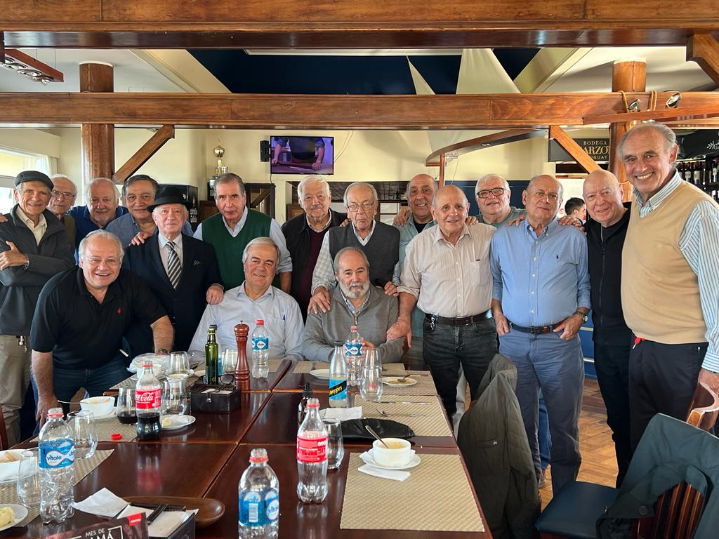 anibalsteffen's tweet photo. Excelente concurrencia este martes 16 de mayo del almuerzo del grupo de colegas amigos que proclamamos nuestra condición de "Periodistas Jurásicos".
Un cariñoso recuerdo para el querido Cacho Etcheverry que se nos adelantó en el inexorable camino de la extinción. https://t.co/hYGZUrLgH0